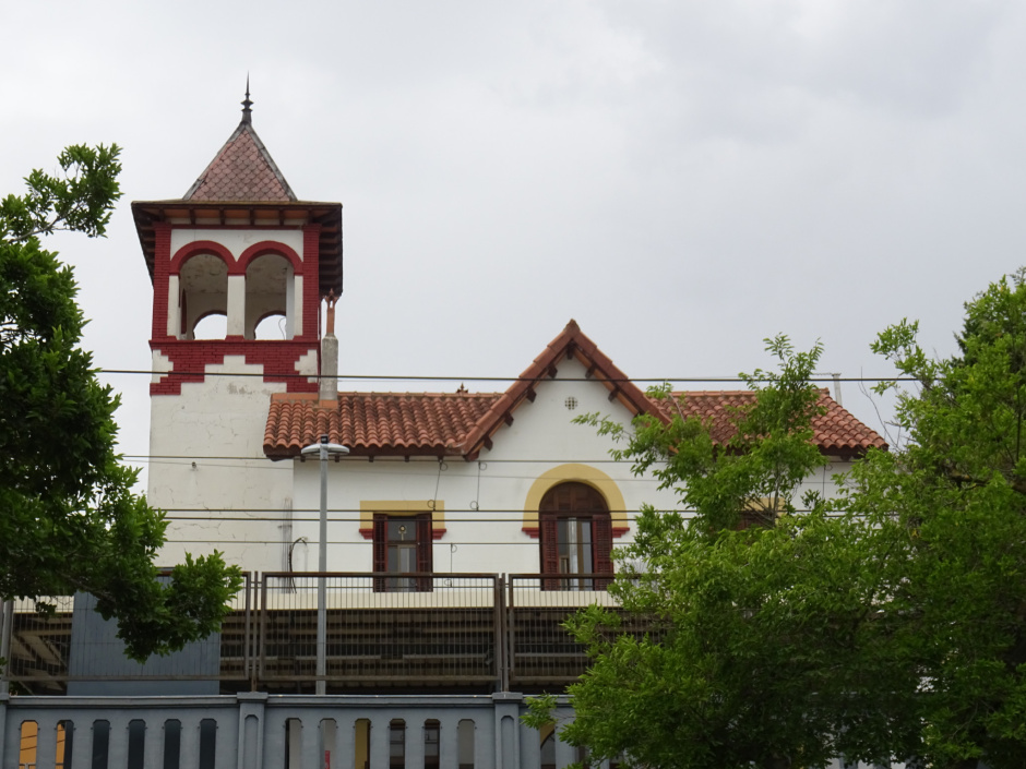 Estació de Valldoreix des de l'avinguda de Villadelprat, a l'altra banda de la via del ferrocarril.