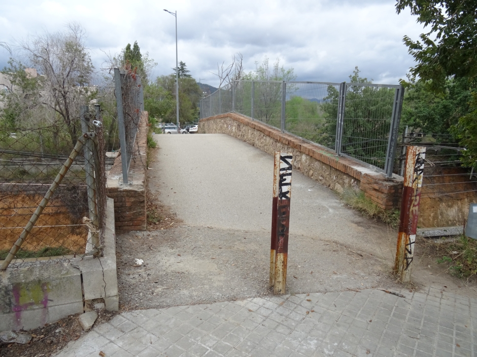 Pont sobre els FGC al camí de Can Cabassa.