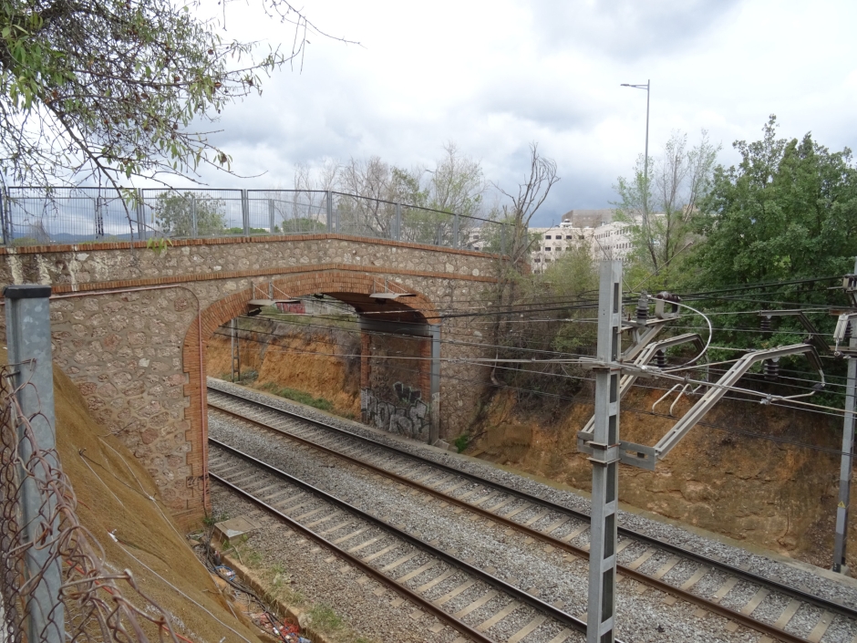 Pont sobre els FGC al camí de Can Cabassa.