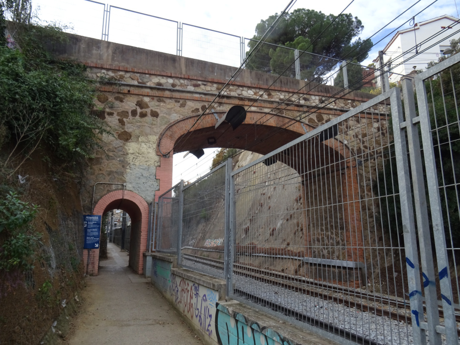 Pont sobre els FGC en el carrer Pearson.