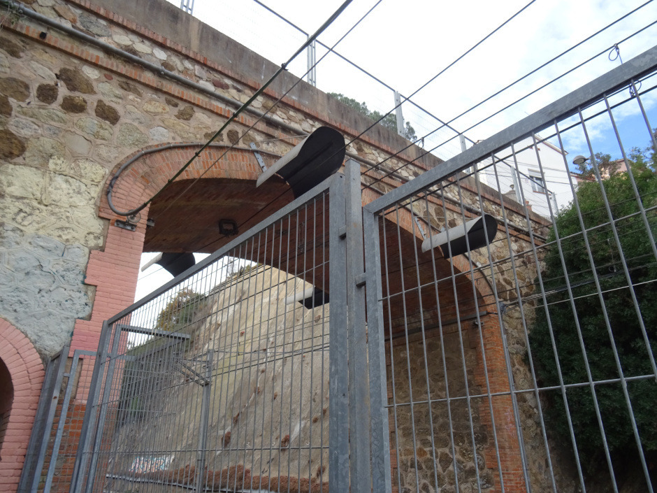 Pont sobre els FGC en el carrer Pearson.
