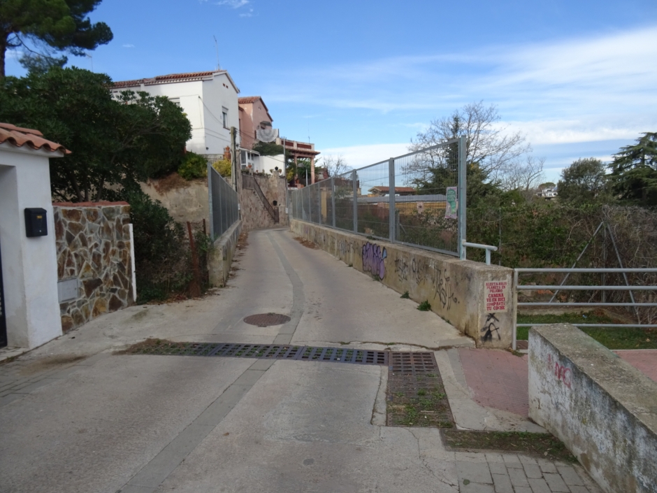 Pont sobre els FGC en el carrer Pearson.