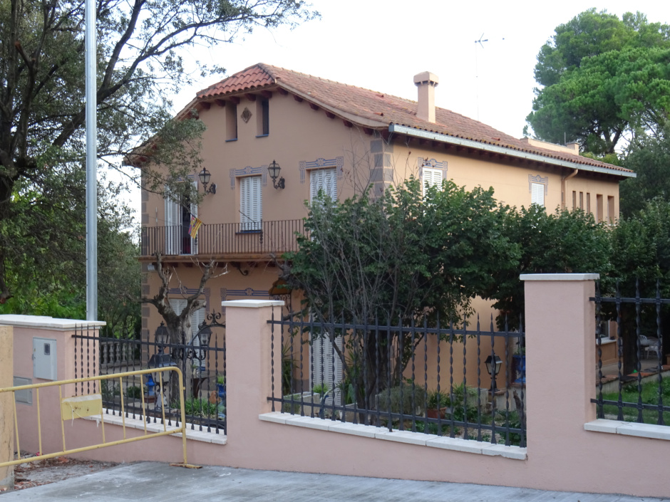 Xalet al passeig del Castanyer números 12 al 18.