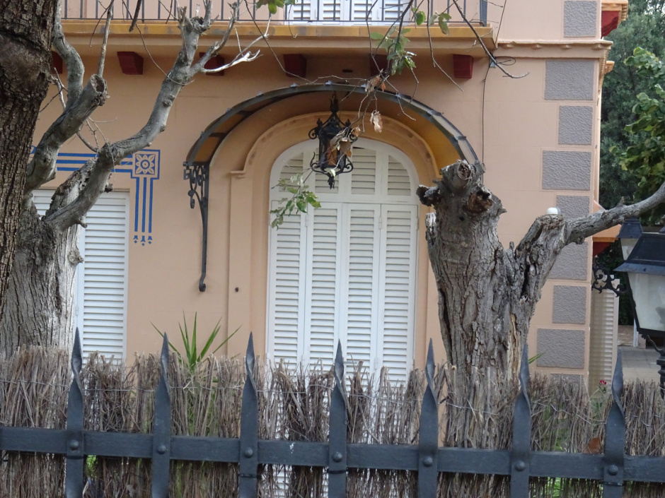 Detall de la façana del xalet al passeig del Castanyer números 12 al 18.