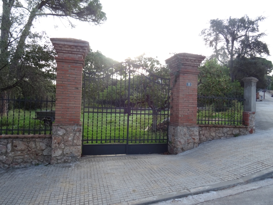 Tanca i cancell del passeig del Castanyer números 12 al 18.