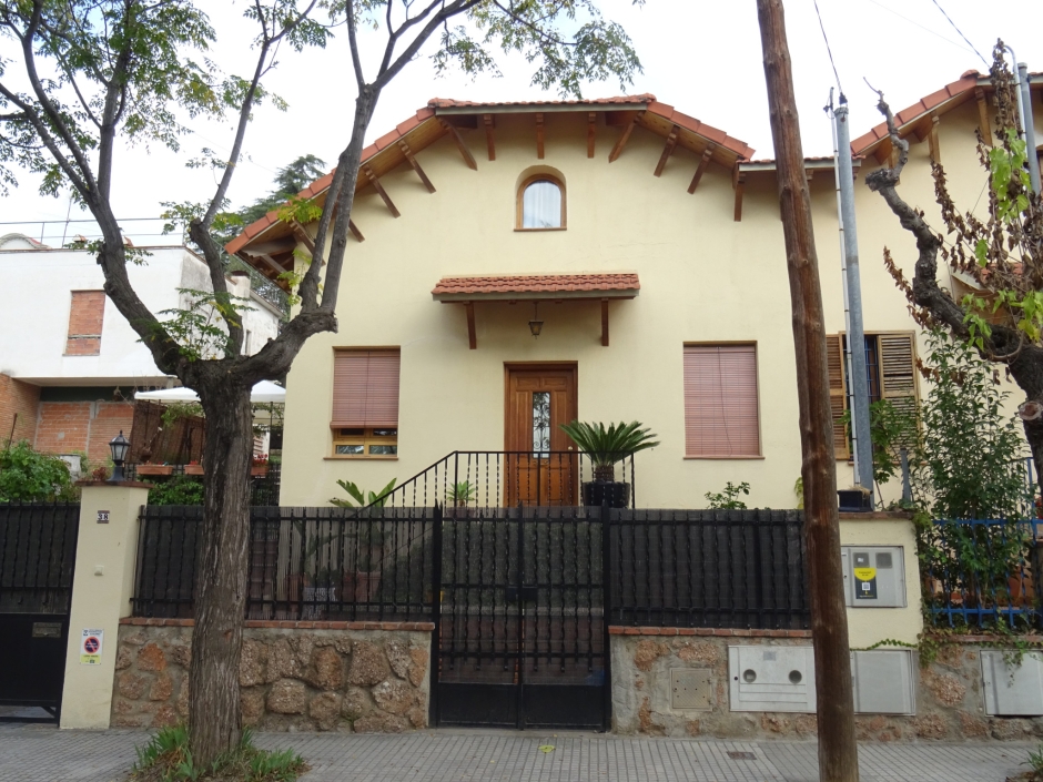 Façana principal d'un xalet del conjunt de xalets de Josep Borràs.