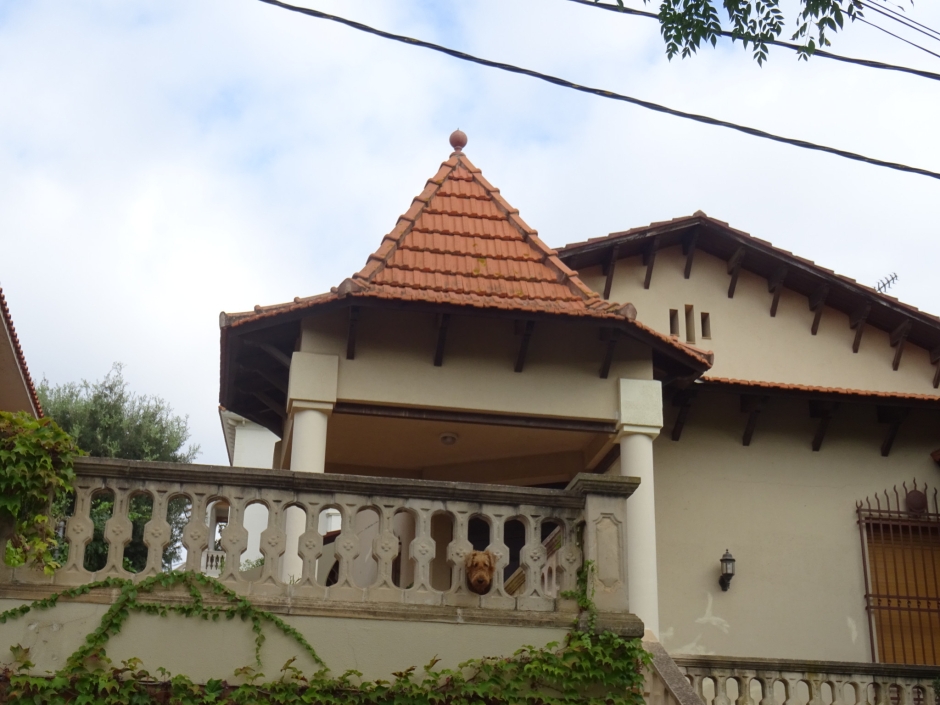 Detall de la façana del xalet de Bartomeu Pujol.