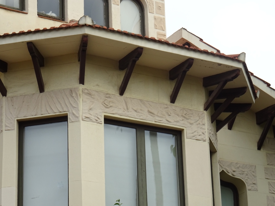 Detall del ràfec de la galeria del xalet de Bartomeu Pujol.