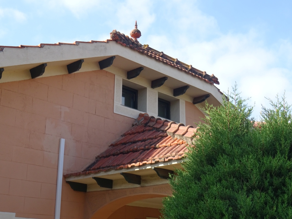 Detall de la façana principal del xalet d'Emili Villà.