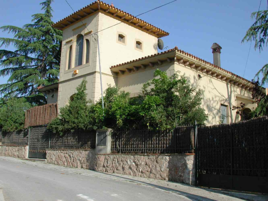 Façana principal de la casa del Doctor Puig Roig (Ajuntament de Sant Cugat del Vallès, any 2008).