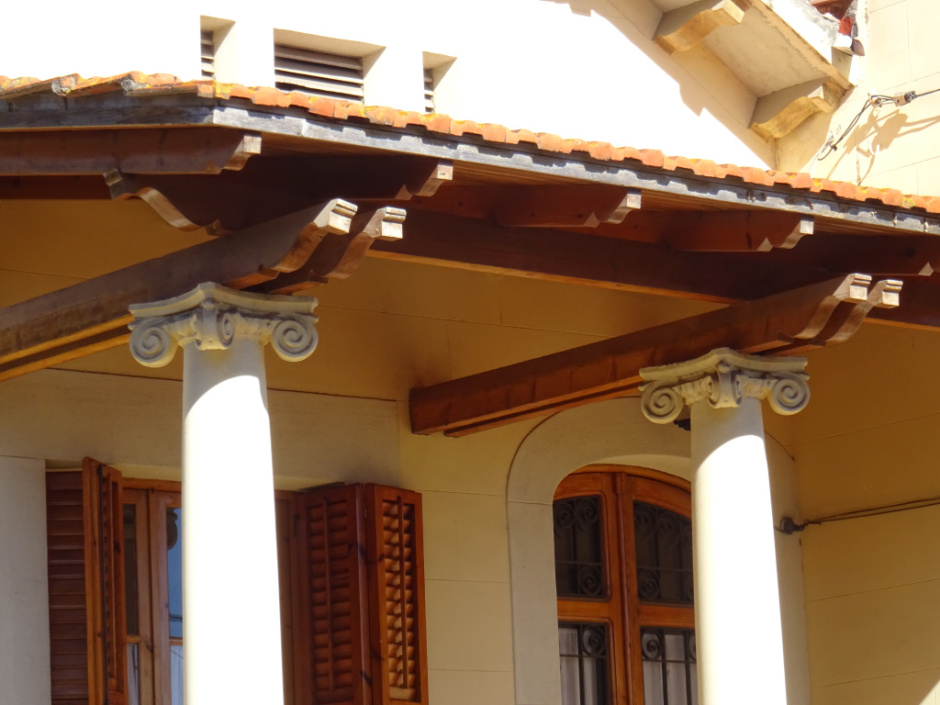 Detall del porxo de la casa del passeig del Roser número 20.