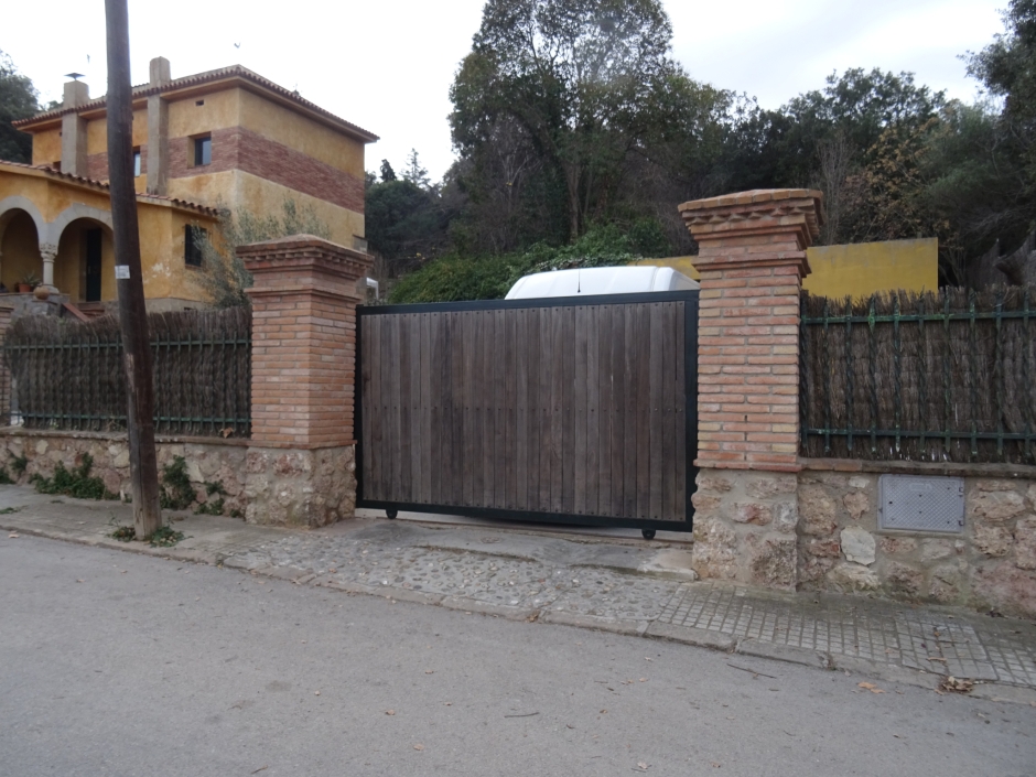 Cancells al solar de la rambla del Jardí número 150 i passeig de les Camèlies número 59.