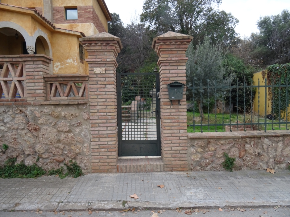 Cancells al solar de la rambla del Jardí número 150 i passeig de les Camèlies número 59.