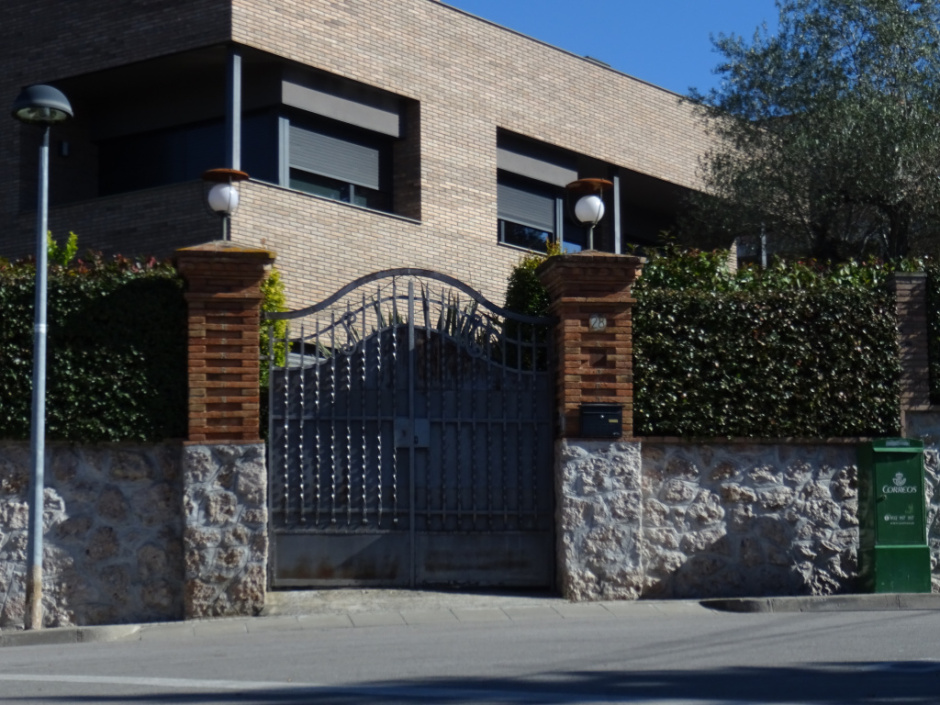 Tanca i cancell al passeig de la Noguera número 28 (Ronda del Pinar número 11)