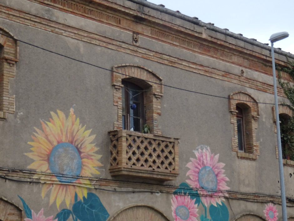 Detall ornamental del bacó sobre el portal d'entrada.