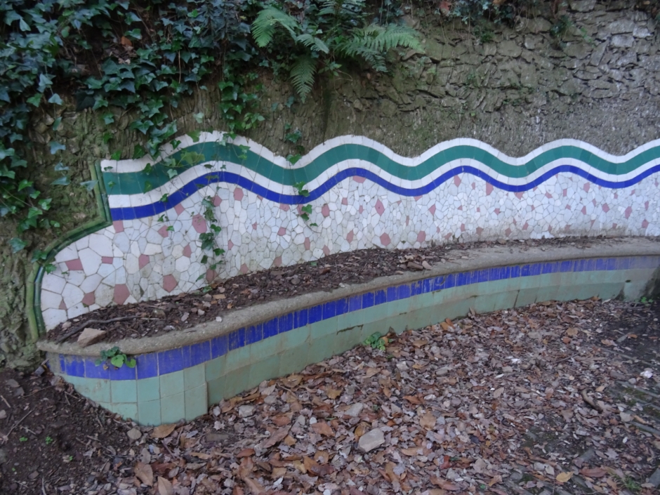 Detall del banc corregut de la font d'en Ribas.