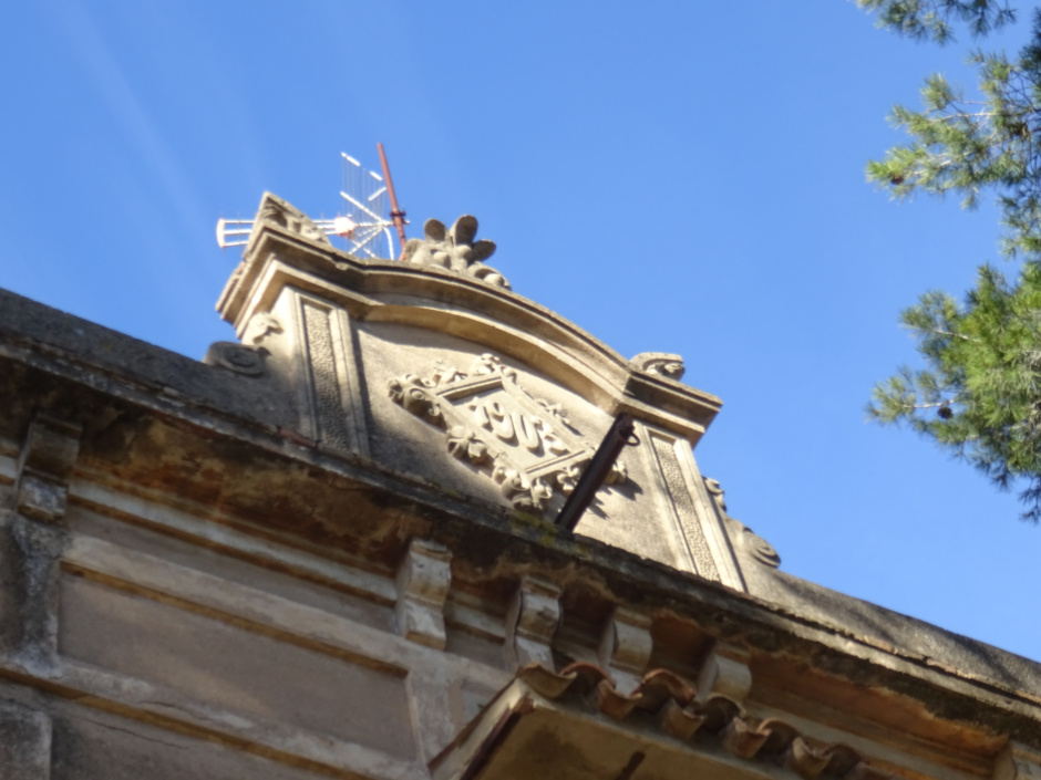 Detall de la cartel·la de la casa d'Albert Agustí.