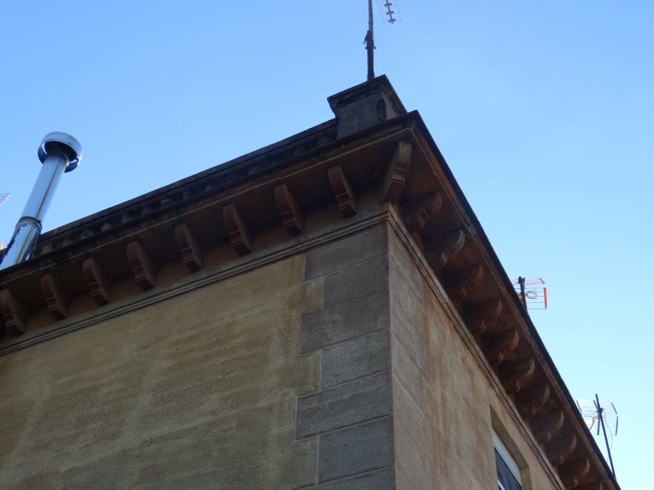 Coronament i ràfec de les cases d'en Tarruell.