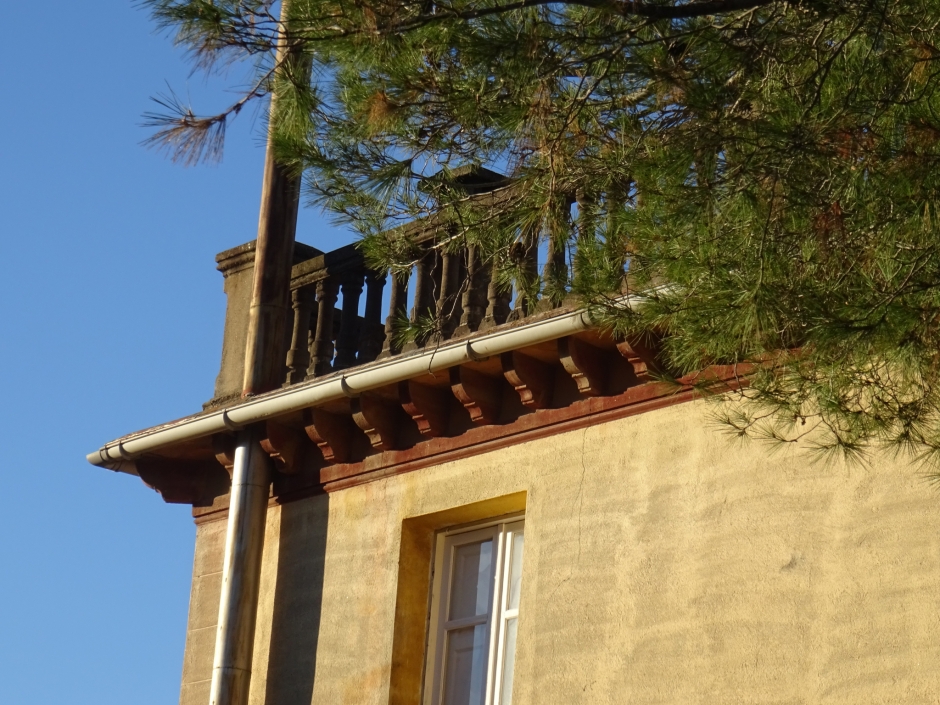 Coronament i ràfec de les cases d'en Tarruell.