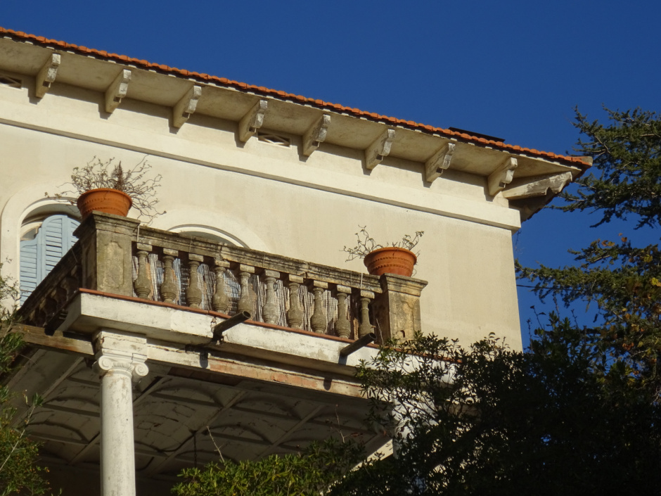 Detall del porxo i balcó del xalet a l'avinguda de Tarruell números 58-60.
