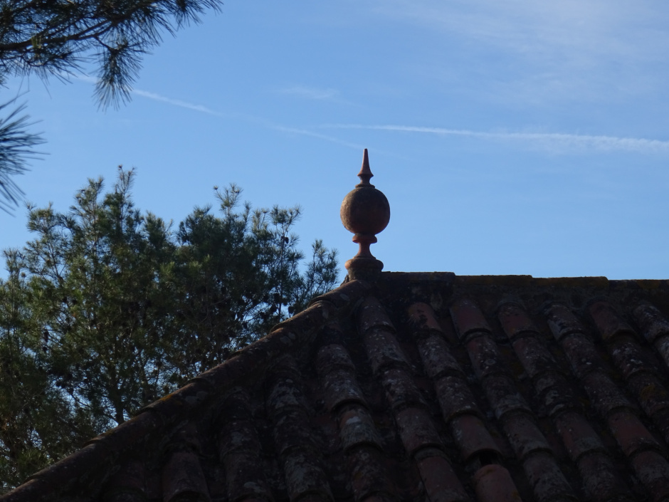 Remat ornamental ceràmic del xalet de Gaietà Tarruell V.
