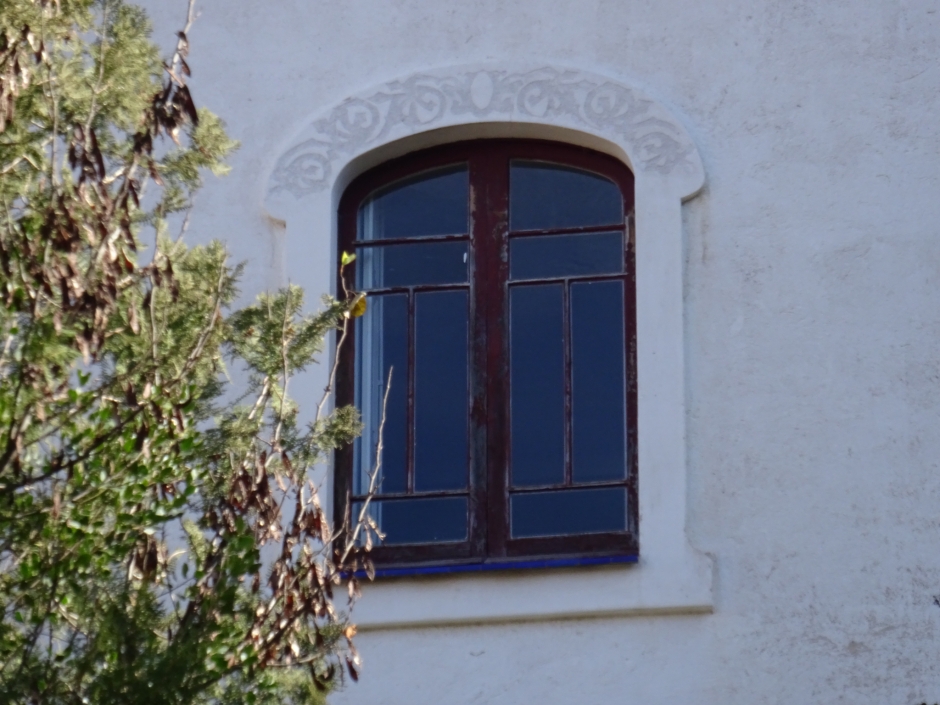 Finestra amb decoració esgrafiada al Xalet al passatge Palmira número 2.