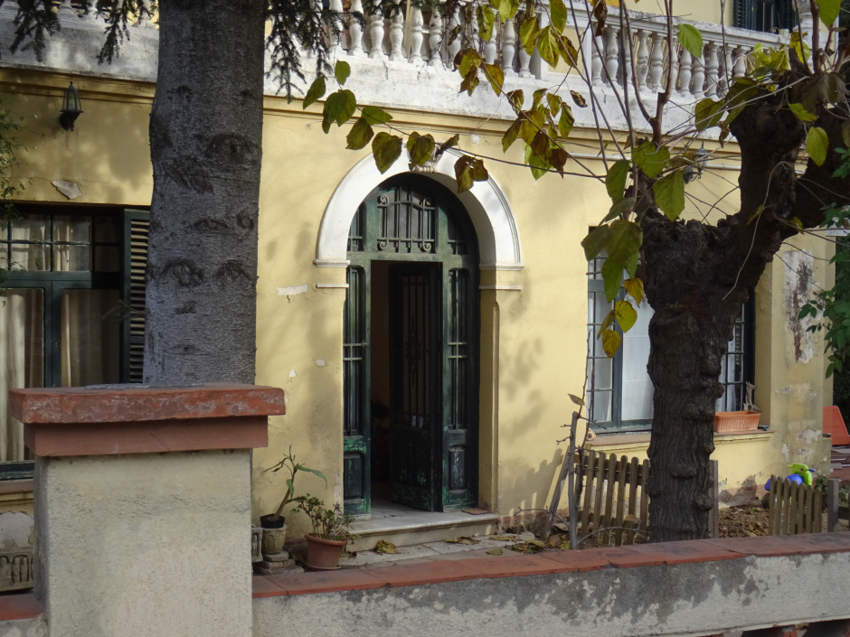 Porta d'entrada del xalet de Josep Maria Albert.