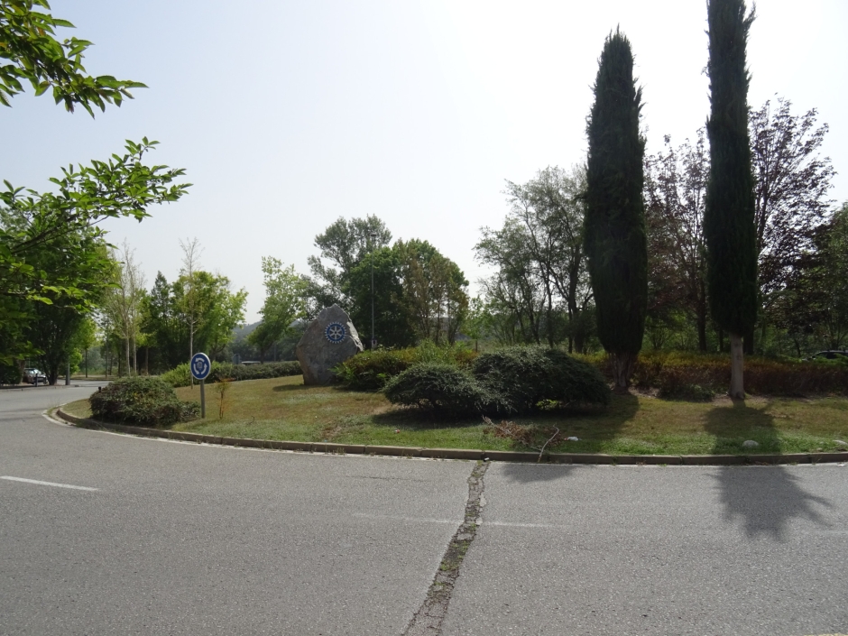 Monument Rotary Internacional a la plaça del mateix nom.