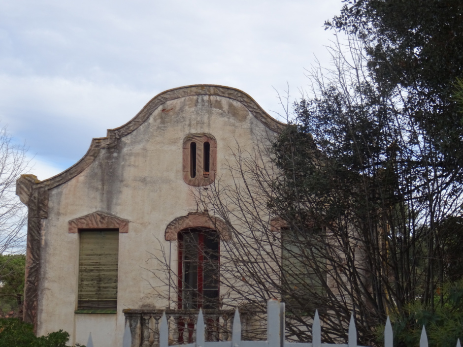 Part superior de la façana del xalet al camí de Can Roca número 11.
