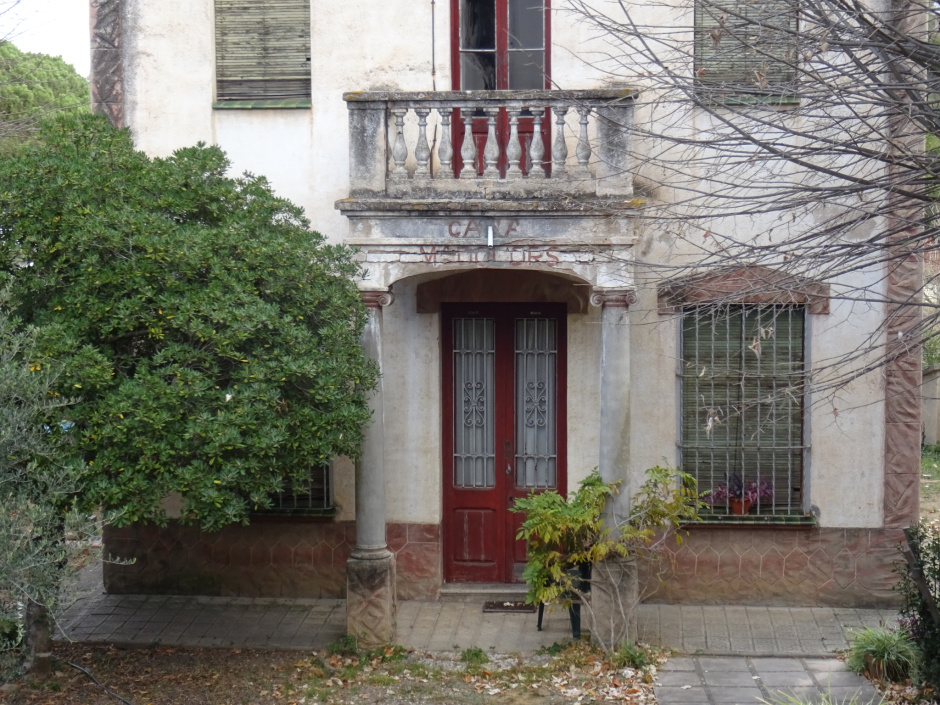 Part inferior de la façana del xalet al camí de Can Roca número 11.