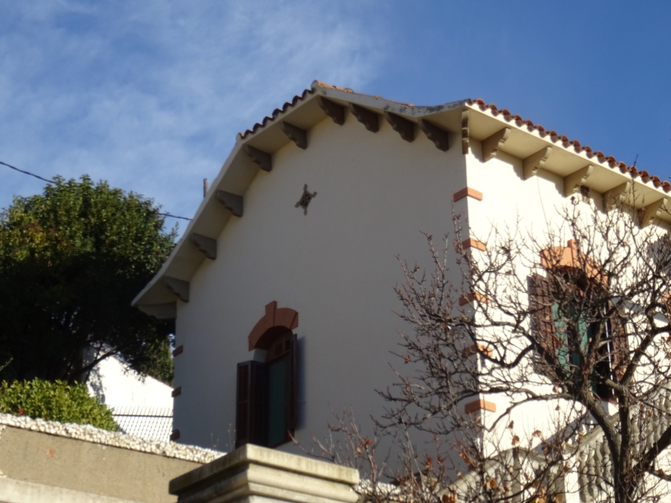 Façana lateral del xalet al carrer Major de la Floresta números 29-33.