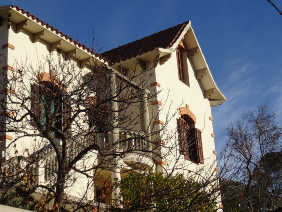 Façana principal del xalet al carrer Major de la Floresta números 29-33.