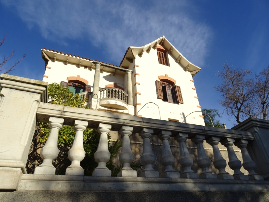 Façana principal del xalet al carrer Major de la Floresta números 29-33.