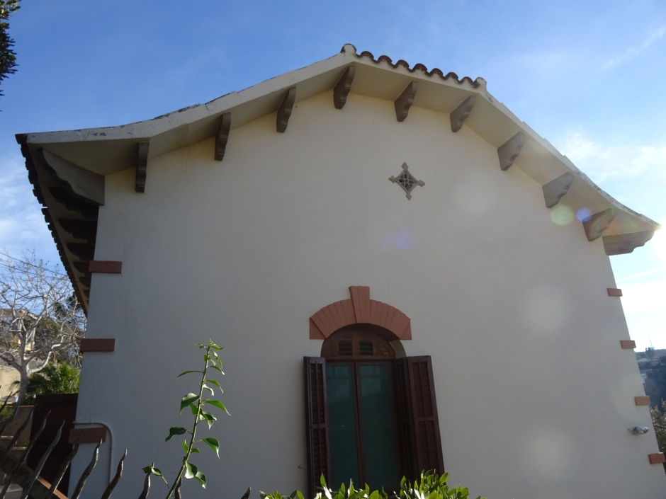 Façana lateral del xalet al carrer Major de la Floresta números 29-33.