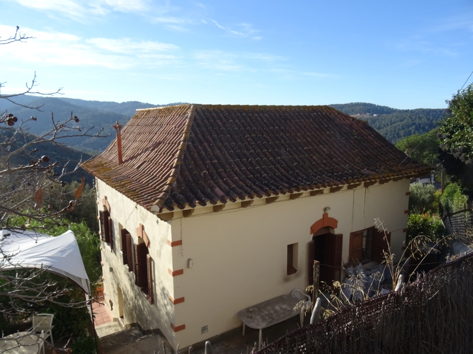 Teulada del xalet al carrer Major de la Floresta números 29-33.