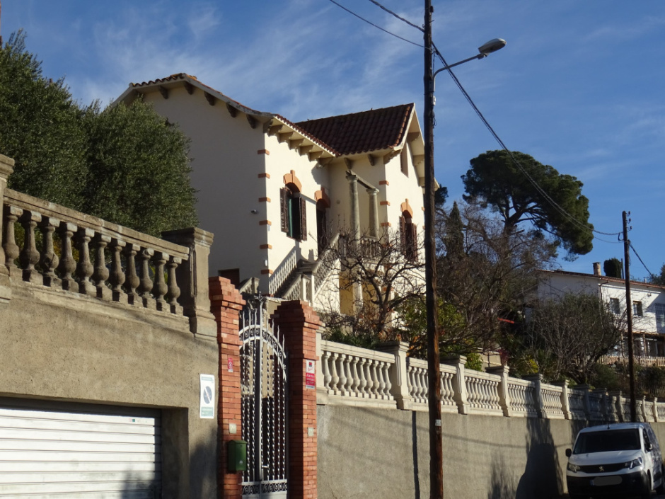 Xalet al carrer Major de la Floresta números 29-33.