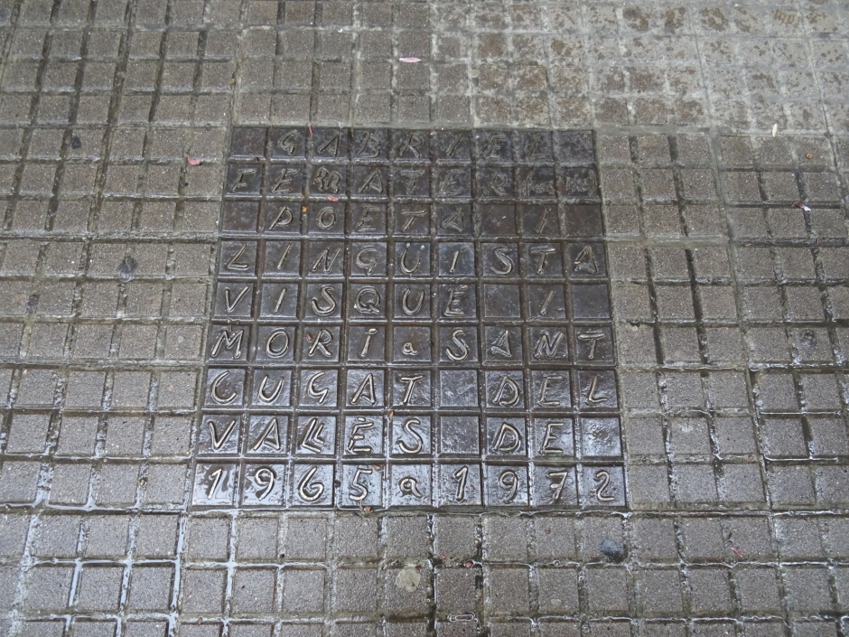 Placa Gabriel Ferrater davant de l'edifici de la rambla Ribatallada número 32.