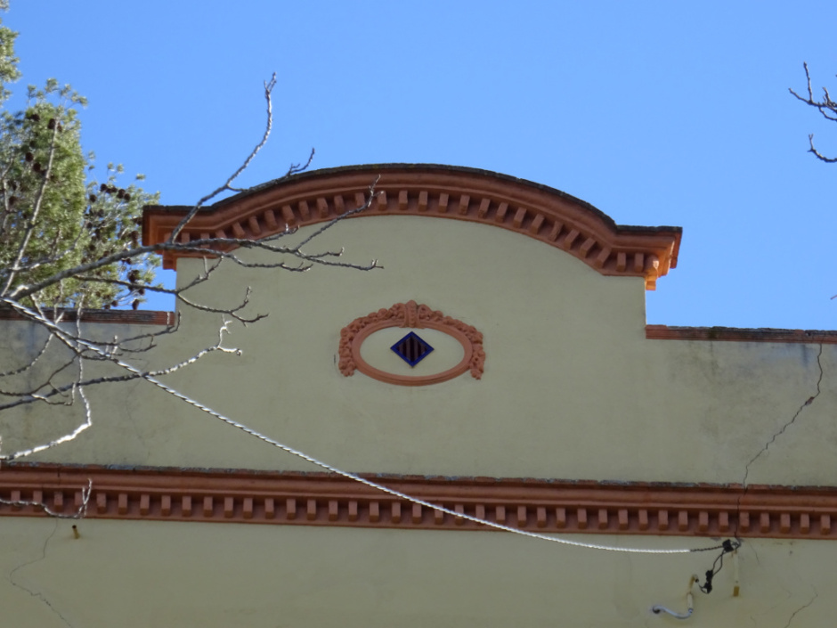 Remat de la façana de la casa d'Isidre Guardiola