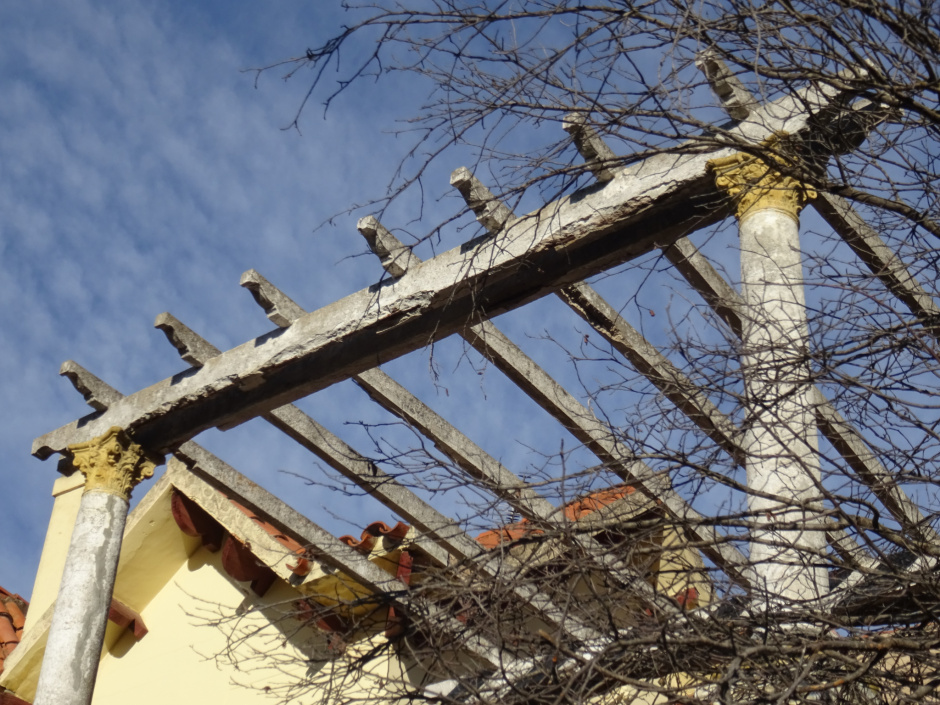 Pèrgola del xalet al carrer del Dipòsit número 19.