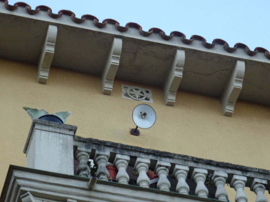 Detall de la façana del xalet al passeig de la Floresta número 10.