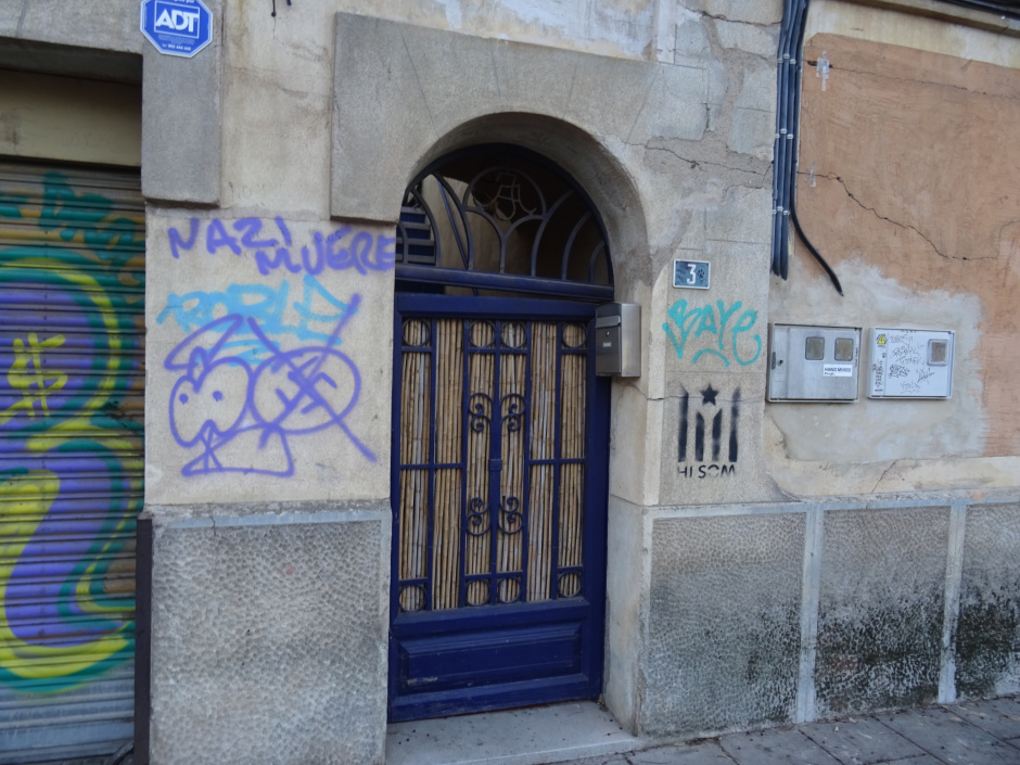 Porta d'accés al xalet de Josep Aleñá.