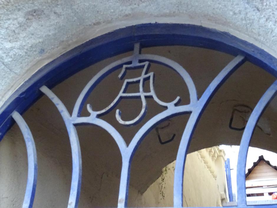 Detall de la reixa de la porta d'accés al xalet de Josep Aleñá amb les inicials "JA".