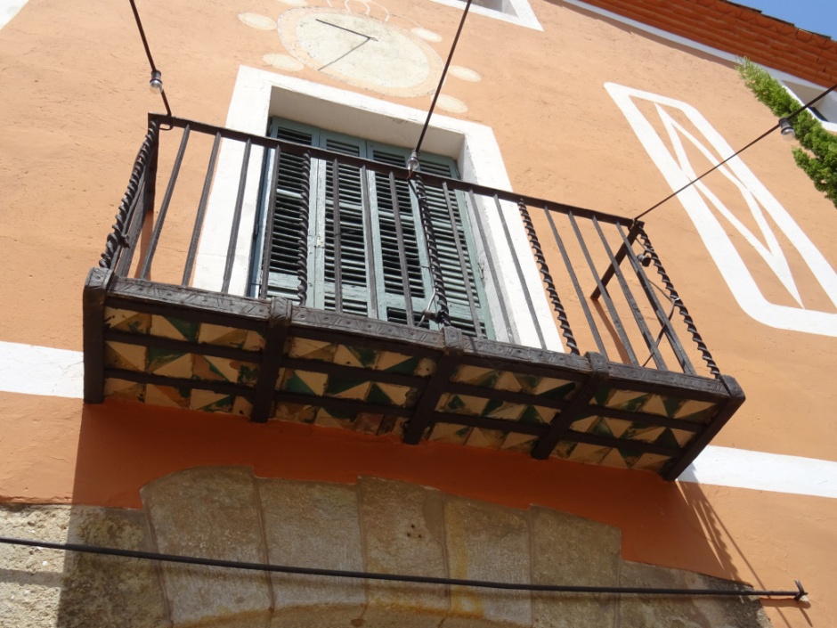 Balcó central de la façana principal de la masia de Can Majó