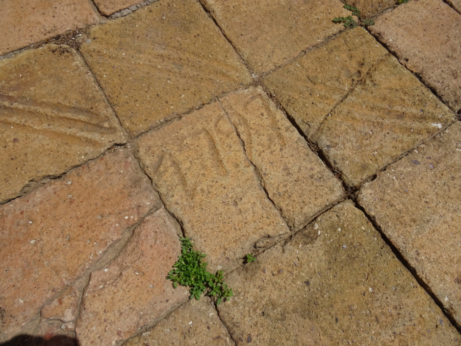 Rajola de l'era de la masia de Can Majó