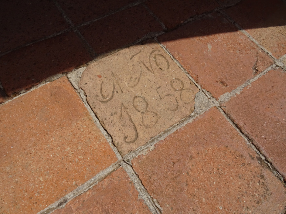 Rajola de l'era de la masia de Can Majó