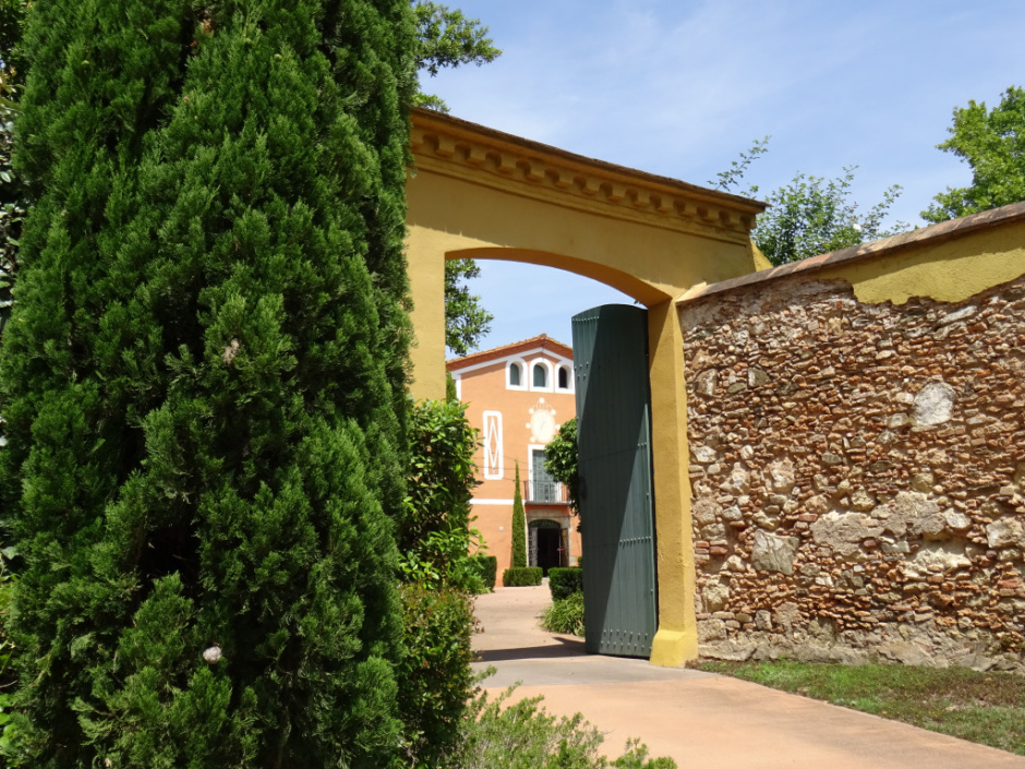 Porta del barri de la masia de Can Majó