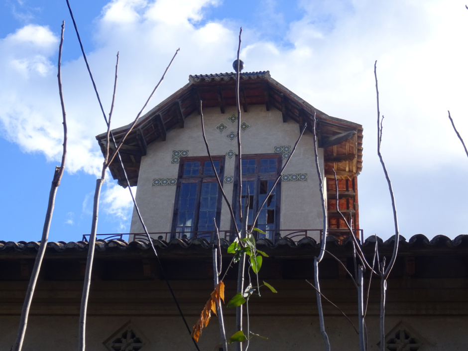 Detall de la part superior de l'edifici de la Casa Calado.