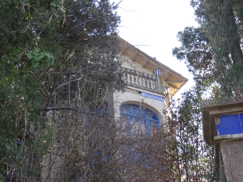 Detall de la façana del xalet a la plaça Transvaal.