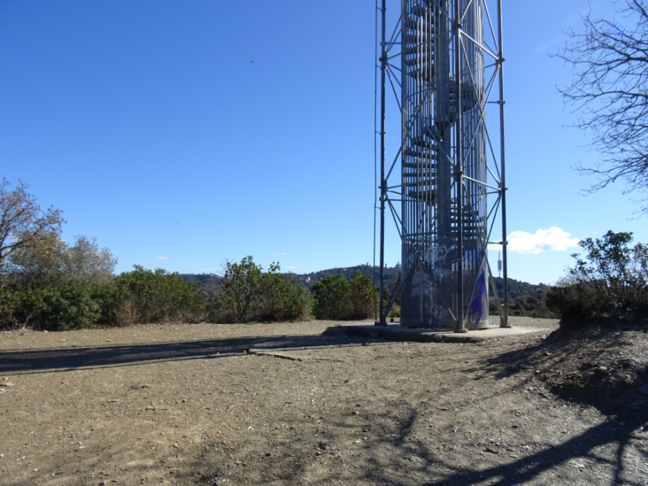 Part superior del turó de Fumet, amb una torre de vigilància forestal.