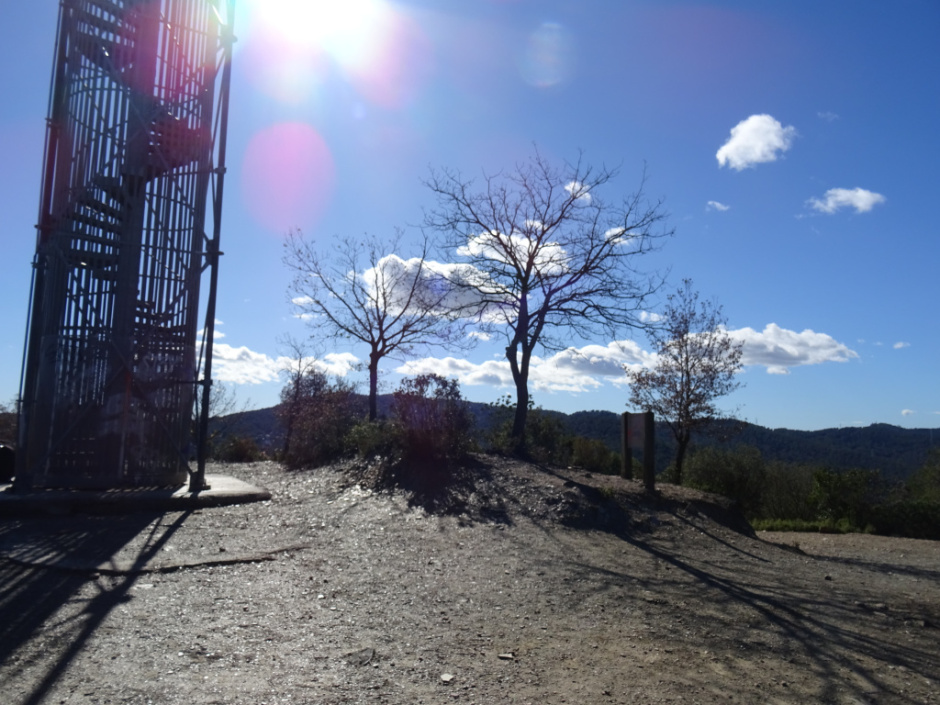 Part superior del turó de Fumet, amb una torre de vigilància forestal.